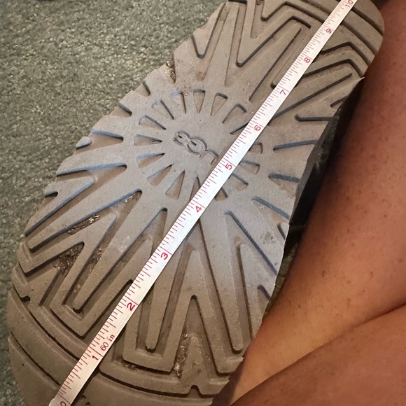 UGGS - Picture 3 of 16